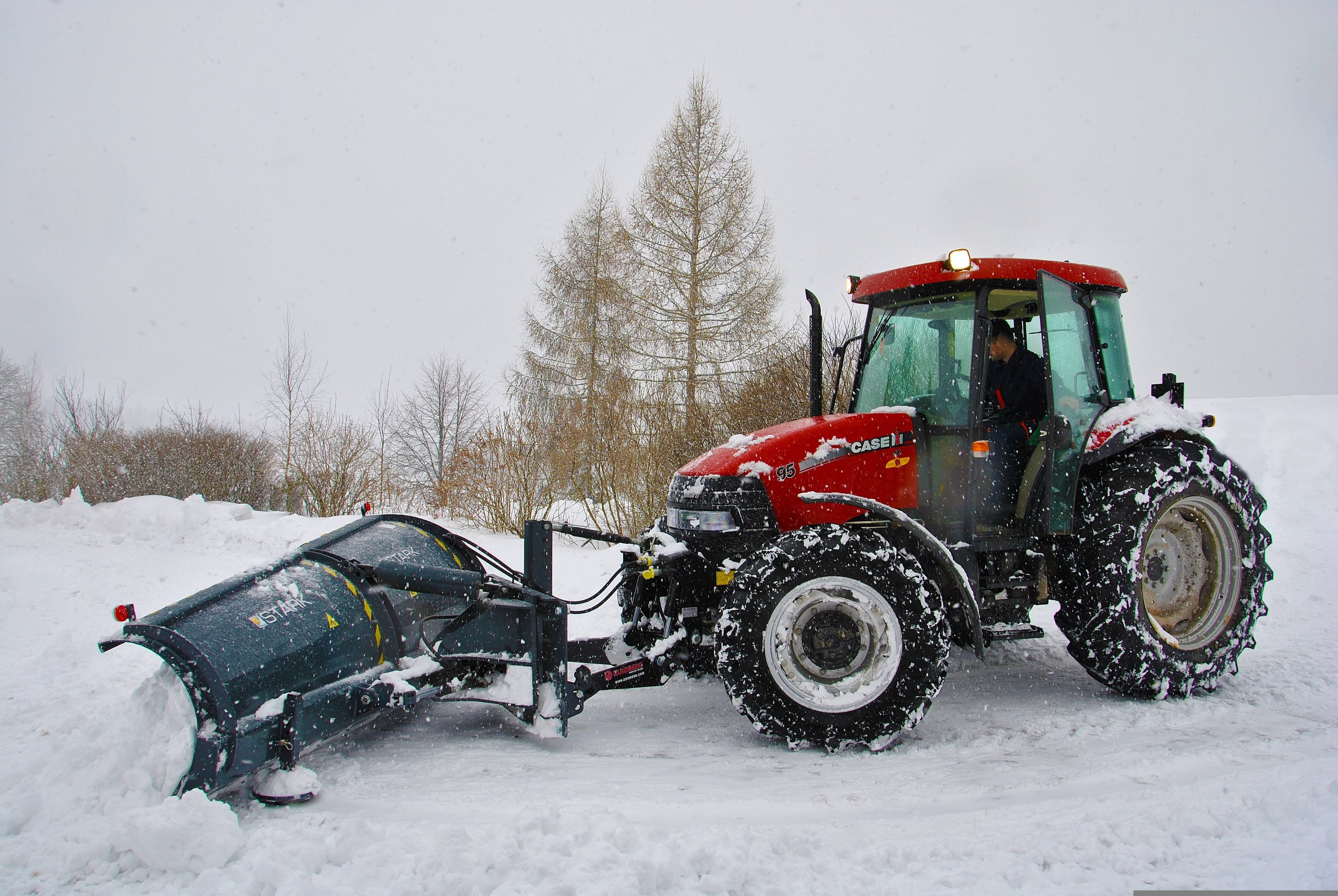 Traktor med skjær og fres brøyter snø i Gjerdrum